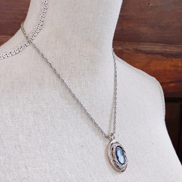 Mid Century Glass Cameo Pendant Necklace, VTG Silver Tone 70s Victorian Revival - Picture 7 of 13